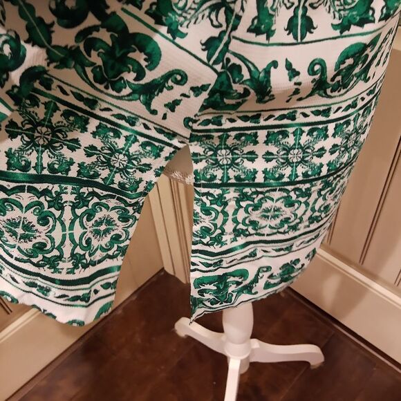 H&M Blouse Size 14 Long Sleeve Flowy Green and White Print Longer Top - Picture 5 of 8